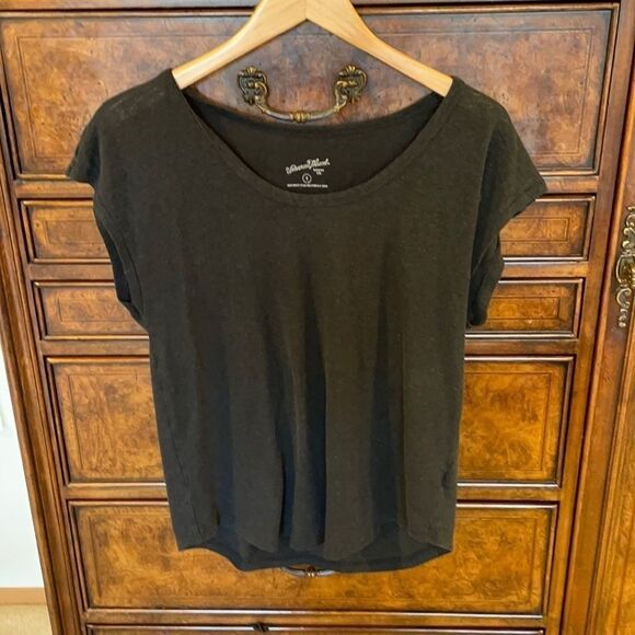 Universal Thread woman’s black tee shirt - Picture 1 of 9